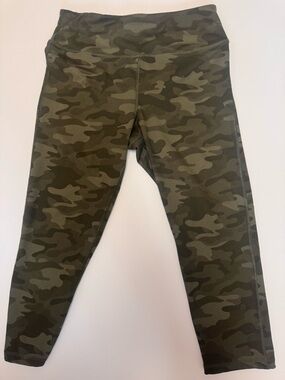 Danskin Camo High Rise Cropped Leggings Green Athletic Capri Pants Size L
